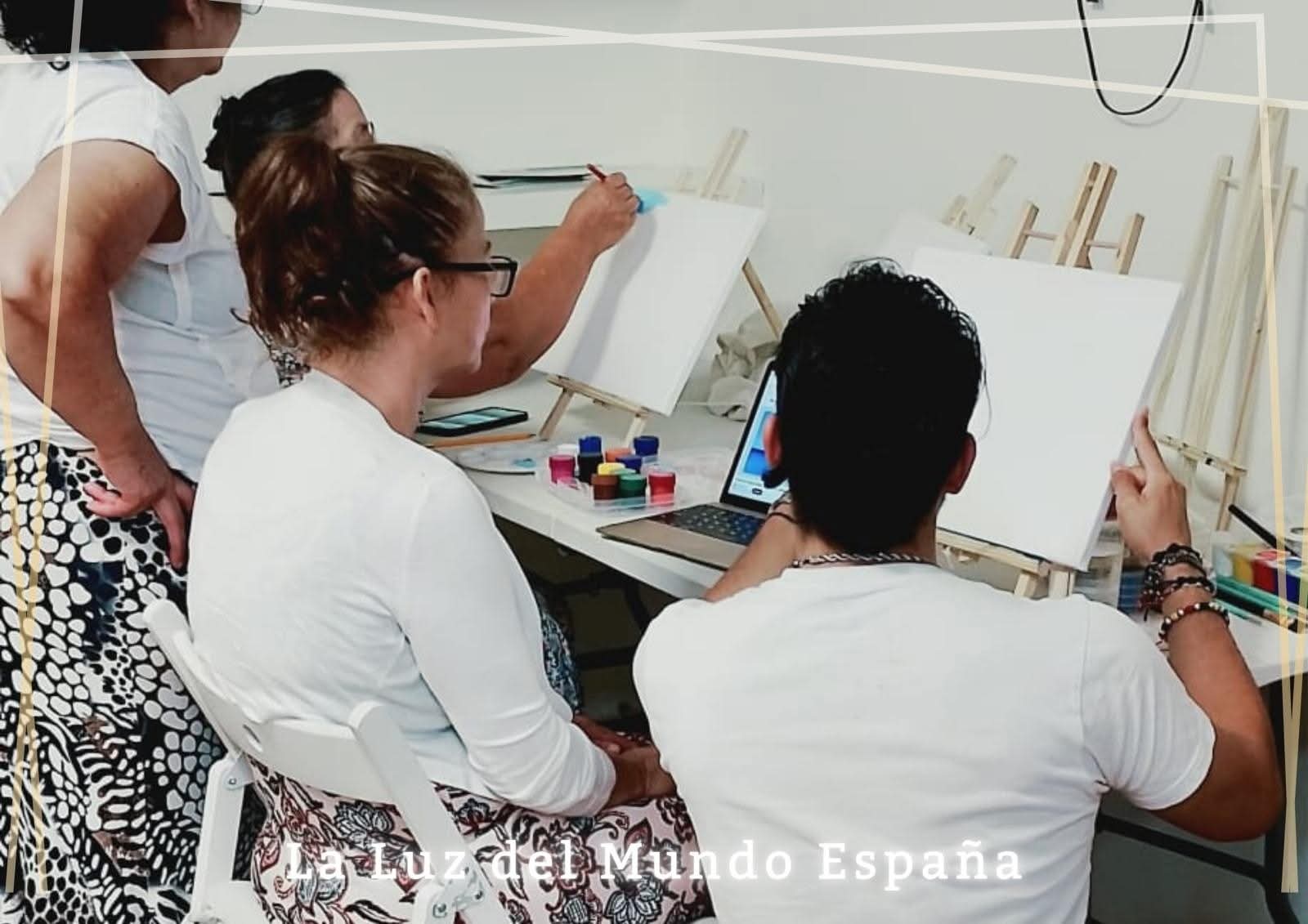 Creatividad y convivencia: Taller de pintura para mujeres en la Iglesia Málaga 
